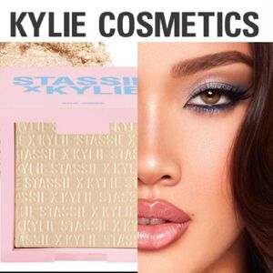 Kylie Cosmetics Stassie X Kylie Pressed Illuminating Powder
